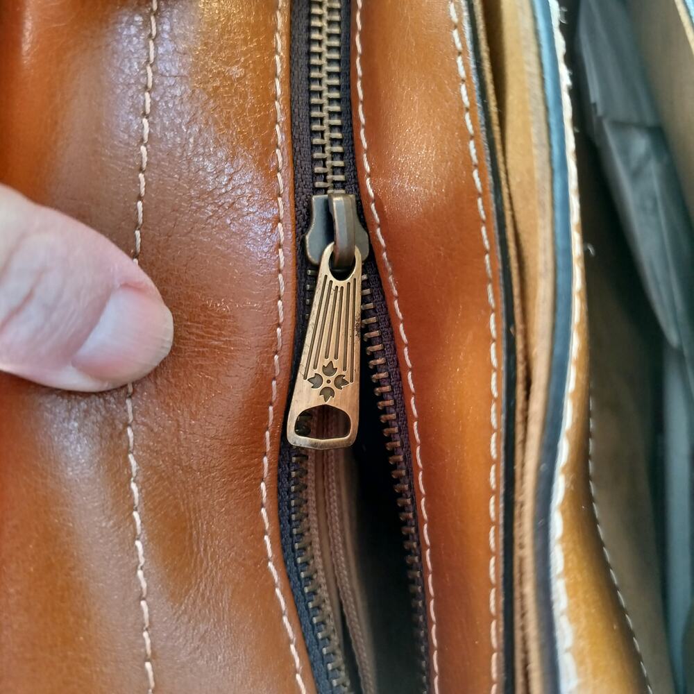 4710)Patricia Nash Brown London Saddle Crossbody Bag London Heritage Collection - Picture 13 of 14